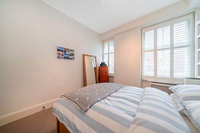 2 Bedroom Flat For Sale In Kensington Court, London, W8