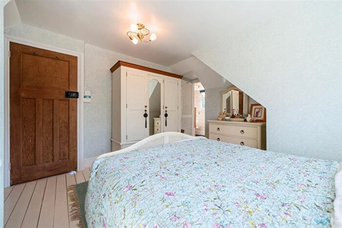 3 Bedroom Chalet For Sale In Brer Lodge, Davis Street, Hurst, Berkshire, RG10