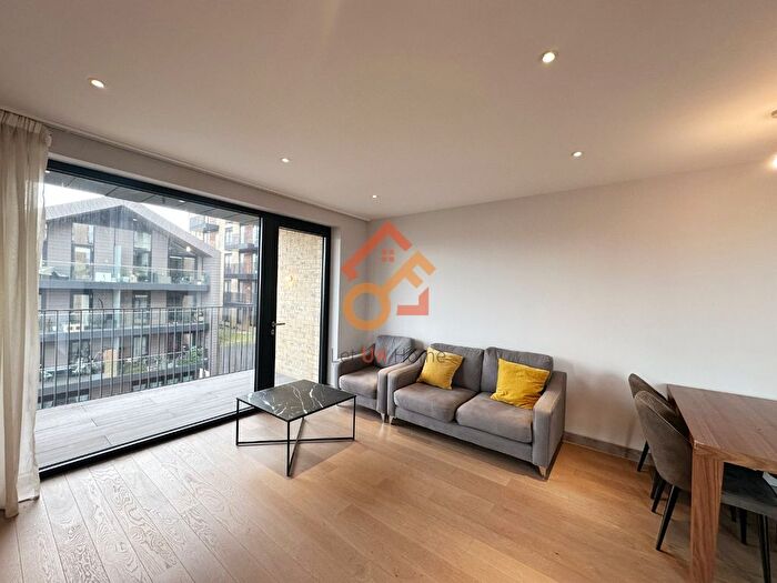 3 Bedroom Flat To Rent In Cummings House, Chivers Passage, Wandsworth, London, SW18