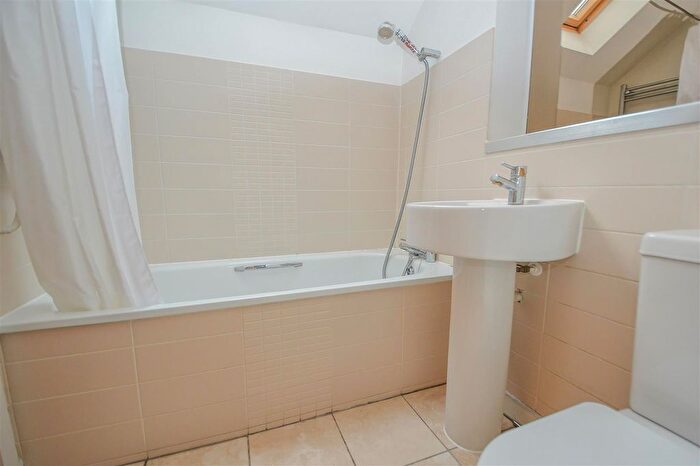 2 Bedroom Flat For Sale In Coptfold Road, Brentwood, CM14