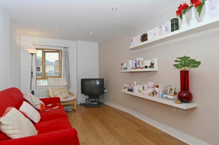 2 Bedroom Flat To Rent In Wolverley Street, Bethnal Green, London, E2