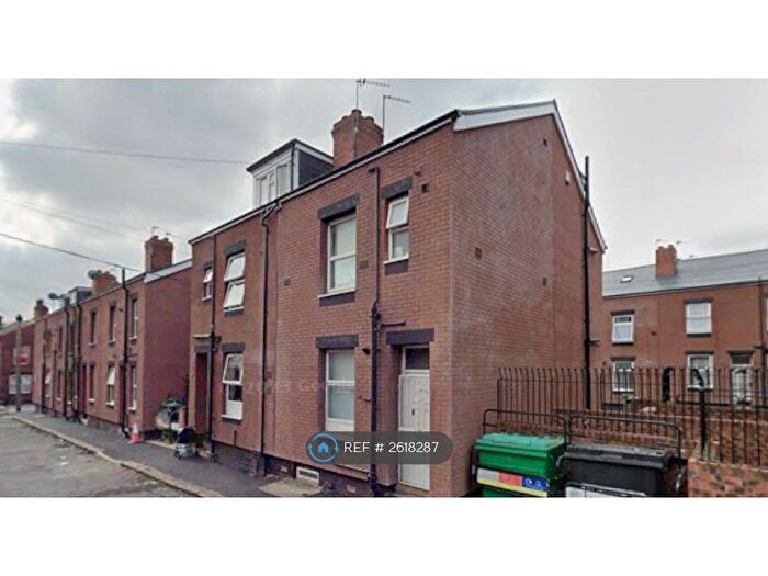 2 Bedroom End Of Terrace House To Rent In Recreation Mount, Leeds, LS11