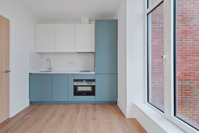 1 Bedroom Flat To Rent In Pyrcroft Road, Chertsey, KT16