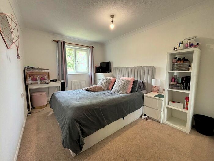 2 Bedroom Maisonette To Rent In Thornton Close, Guildford, GU2