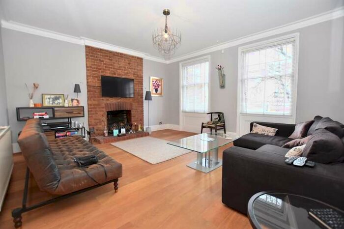 3 Bedroom Flat To Rent In High Road, Woodford, IG8