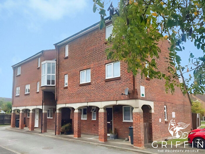 2 Bedroom Flat To Rent In Brackley Crescent, Pitsea, Basildon, SS13