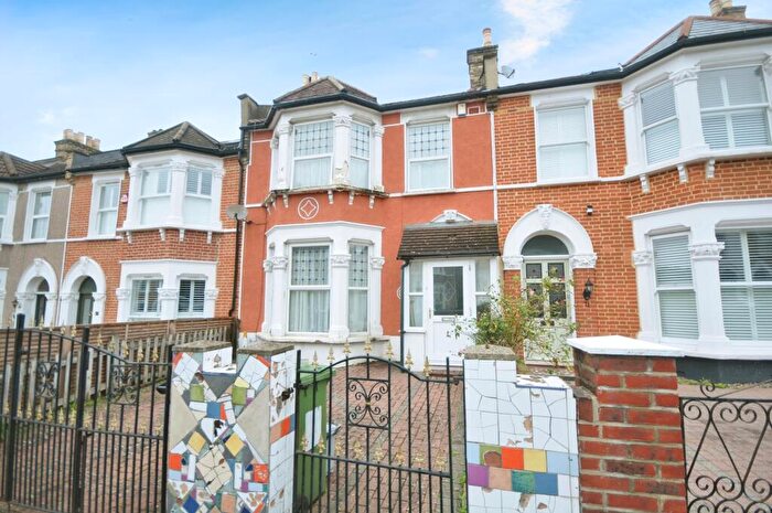 3 Bedroom Terraced House For Sale In Arngask Road, London, SE6