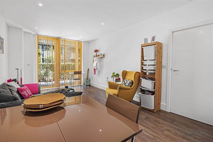 2 Bedroom Flat To Rent In Plumstead Road, London, SE18