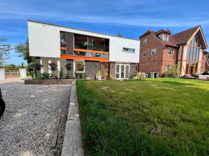 4 Bedroom Detached House To Rent In Folly Chase, Hockley, SS5