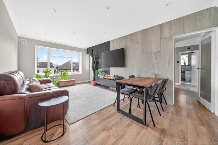 2 Bedroom Flat For Sale In Castle Avenue, Highams Park, London, E4