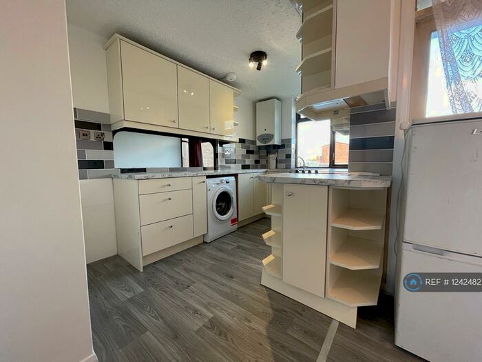 2 Bedroom Flat To Rent In Duncombe Drive, Dunstable, LU5