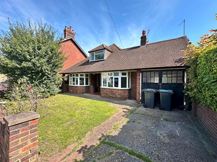 3 Bedroom Detached Bungalow To Rent In Marsh Road, Luton, LU3