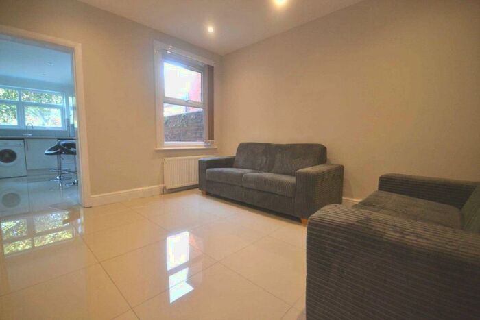 5 Bedroom Terraced House To Rent In Grange Avenue, University Area, RG6