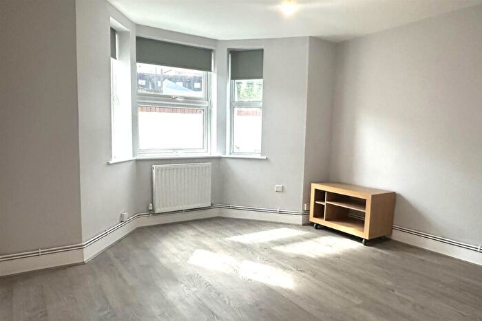 2 Bedroom Flat To Rent In Sunny Gardens Road, Hendon, London, NW4