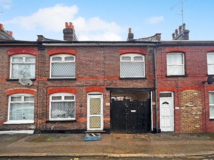 4 Bedroom Terraced House For Sale In Arthur Street, South Luton, Luton, Bedfordshire, LU1