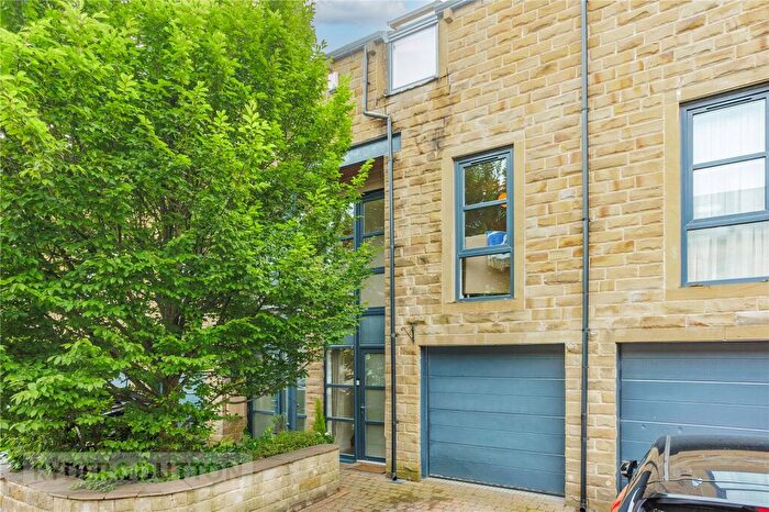3 Bedroom Town House For Sale In Tamewater Court, Dobcross, Saddleworth, OL3