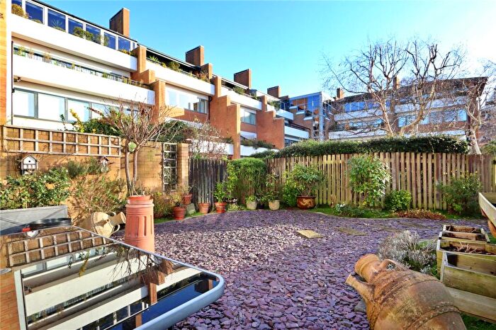 3 Bedroom Terraced House For Sale In North Row, Central Milton Keynes, MK9