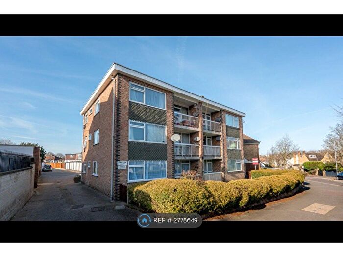 2 Bedroom Flat To Rent In Swallow Court, Highams Park, IG8