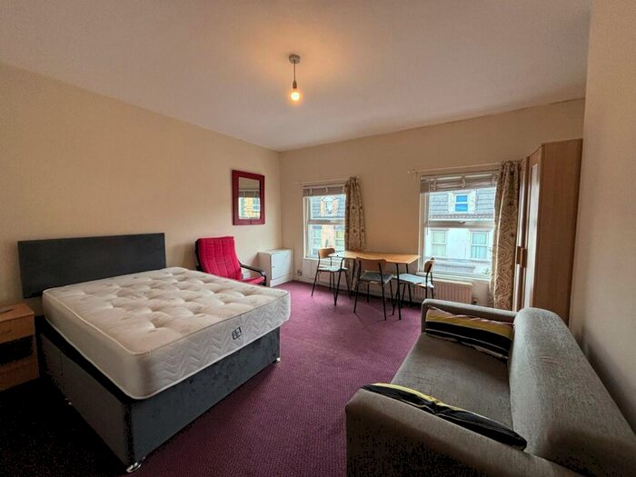 Flat To Rent In Holt Road, L7