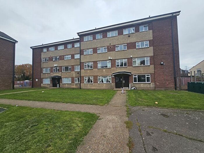 2 Bedroom Flat To Rent In St. Helens Court, Rainham, RM13