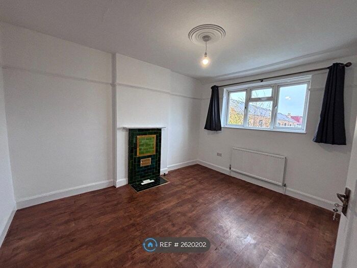 3 Bedroom Detached House To Rent In Broadview Road, London, SW16