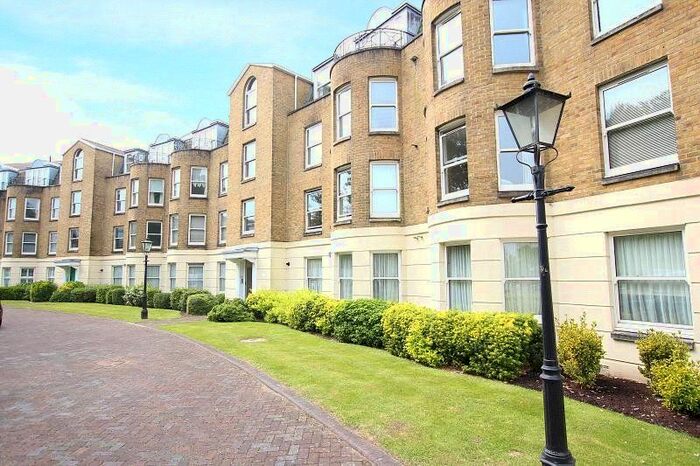 2 Bedroom Flat To Rent In Beach Crescent, Littlehampton, West Sussex, BN17