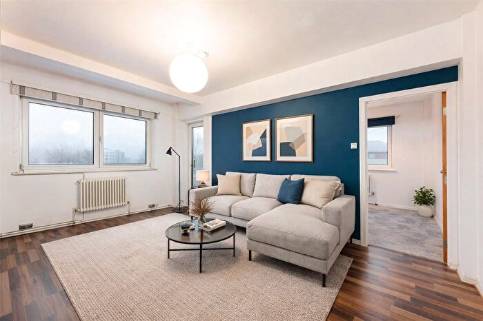 2 Bedroom Flat To Rent In Belvedere Court, - Upper Richmond Road, London, SW15