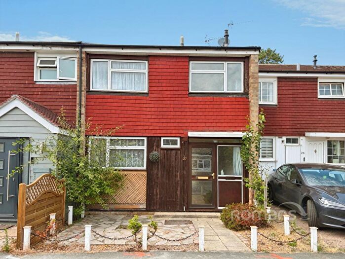 3 Bedroom Terraced House For Sale In Lakeside Gardens, Farnborough, Hampshire, GU14