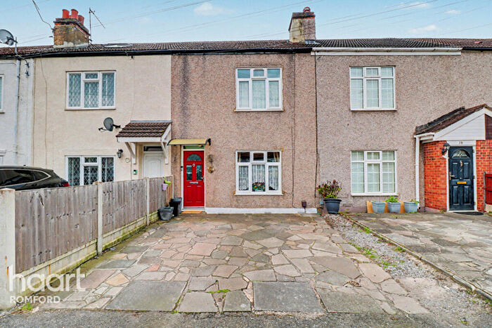 3 Bedroom Terraced House For Sale In Aveley Road, Romford, RM1