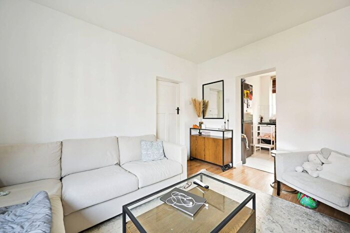 3 Bedroom Flat To Rent In Field Road, Barons Court, London, W6