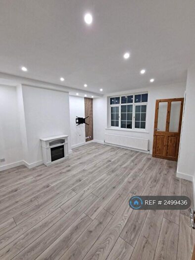 3 Bedroom Semi-Detached House To Rent In Worsbrough Road, Blacker Hill, Barnsley, S74