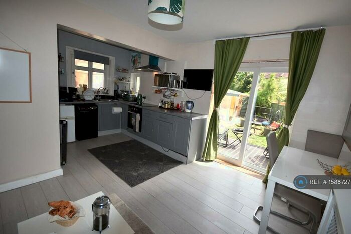 3 Bedroom Detached House To Rent In Bitterne Road West, Southampton, SO18