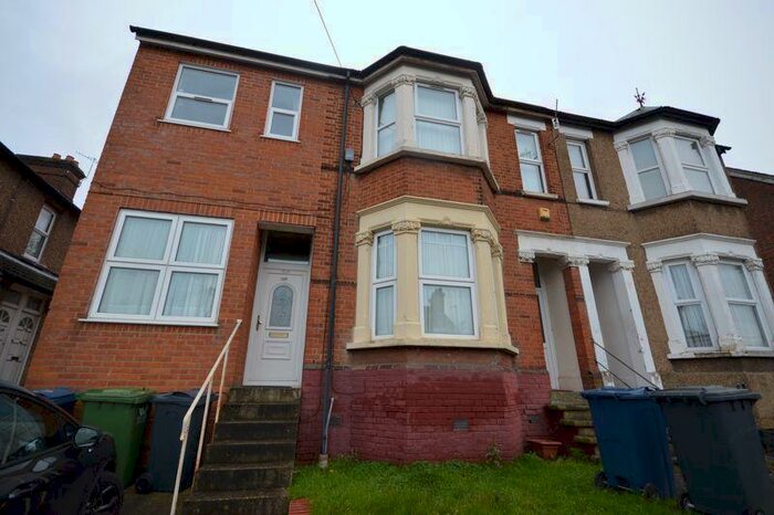 3 Bedroom Flat To Rent In Roberts Road, High Wycombe, HP13