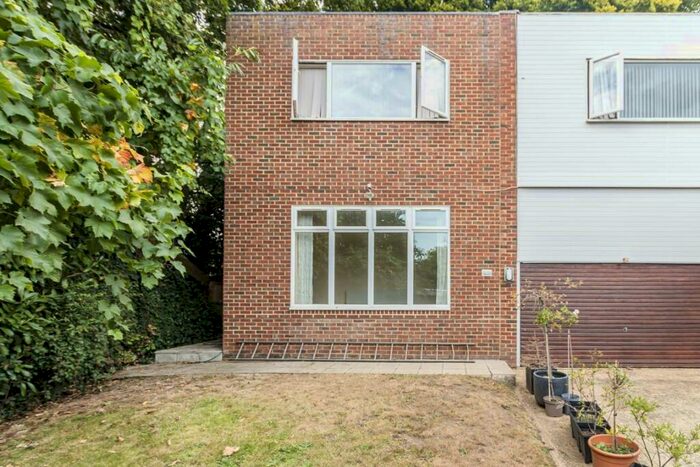 1 Bedroom Flat To Rent In Lord Chancellor Walk, Kingston Upon Thames, KT2