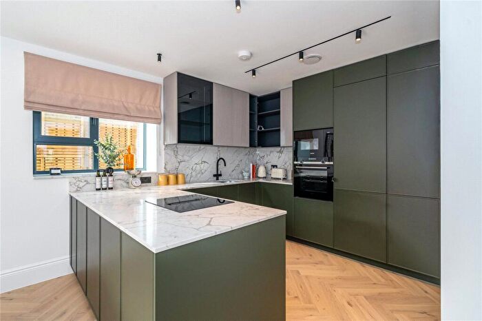 3 Bedroom Apartment For Sale In Brondesbury Park, London, NW6