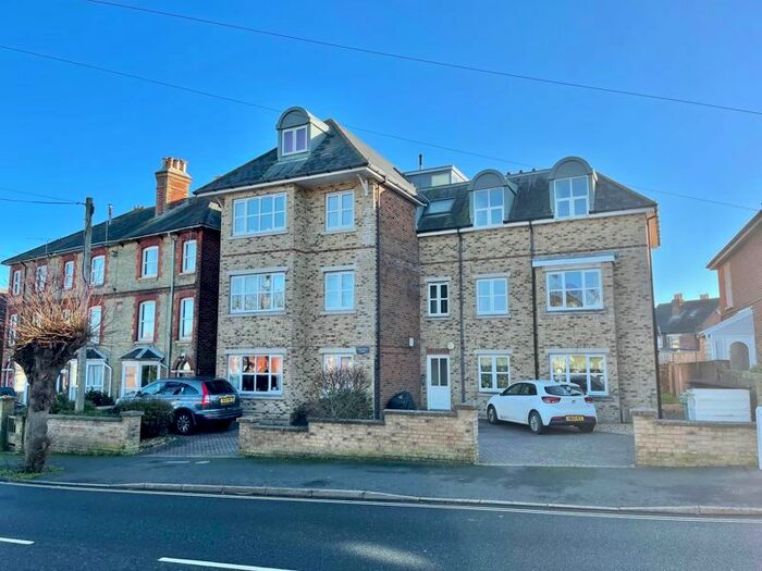 2 Bedroom Flat To Rent In Mill Hill Road, Cowes PO31