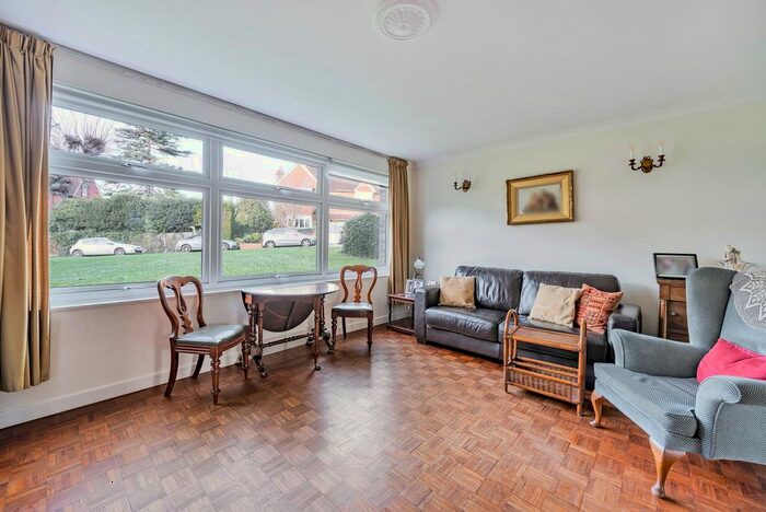 2 Bedroom Flat For Sale In Downs Hill Road, Epsom, KT18