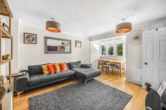 2 Bedroom Maisonette For Sale In Bywater Place, Surrey Quays, SE16