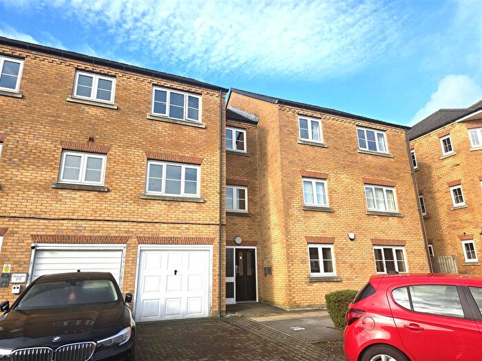 2 Bedroom Flat For Sale In Broadlands Court, Pudsey, LS28