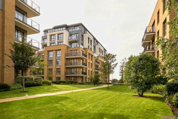 2 Bedroom Flat To Rent In Pinewood Gardens, Teddington, TW11