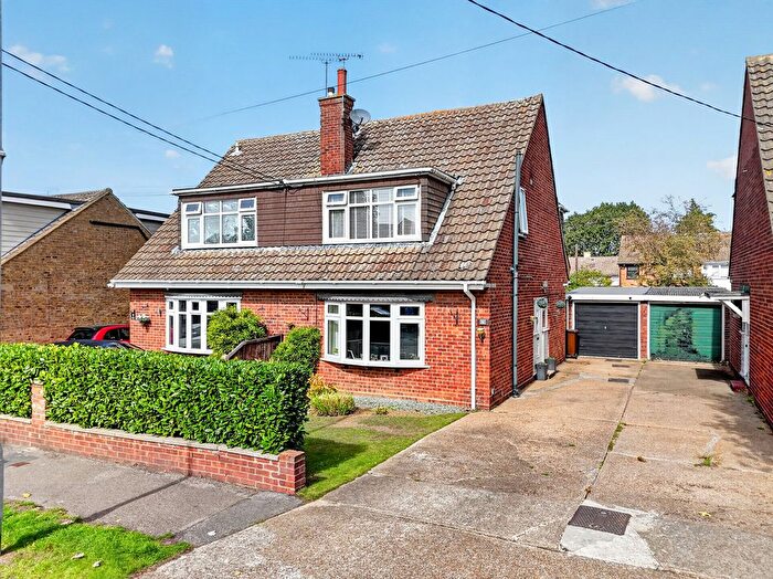3 Bedroom Chalet For Sale In Bradley Avenue, Essex, SS7