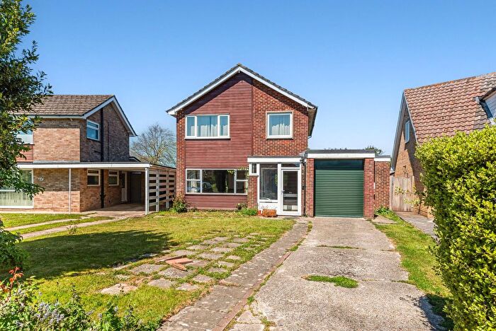 3 Bedroom Detached House For Sale In Gordon Avenue, Chichester, PO19