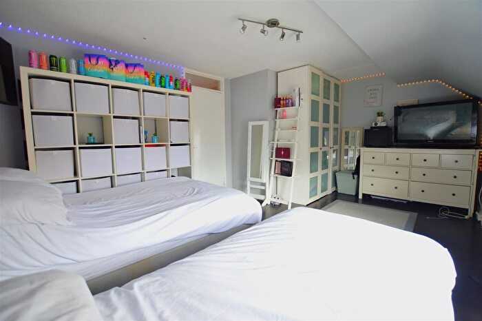 2 Bedroom Flat For Sale In Langtons Meadow, Farnham Common, Slough, SL2