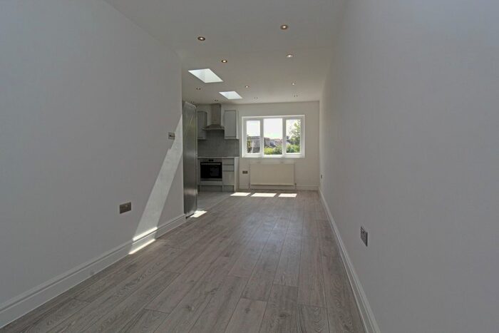 3 Bedroom Flat To Rent In Upper Richmond Road West, London, SW14