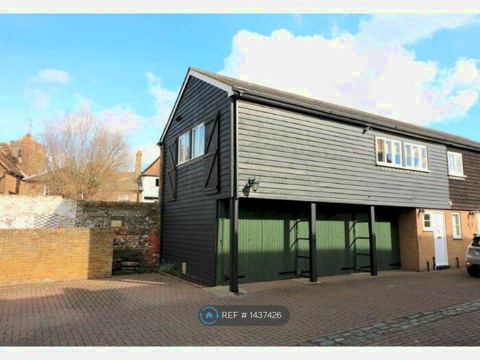 2 Bedroom Flat To Rent In Watts Yard, Sandwich, CT13
