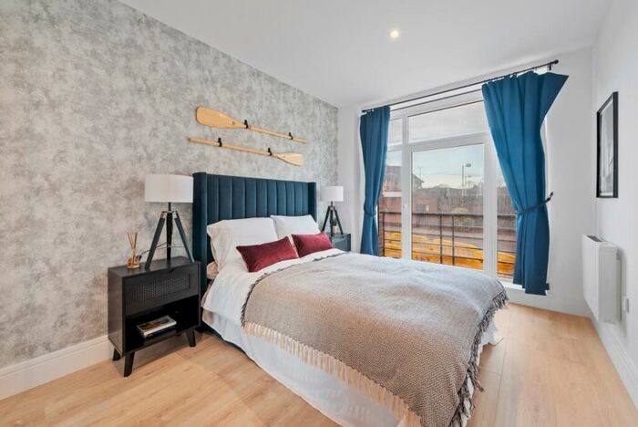 1 Bedroom Apartment To Rent In - Pycroft Road Chertsey, KT16