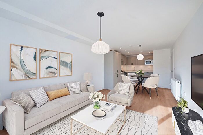 1 Bedroom Flat For Sale In Ruxley Lane, Epsom, KT19