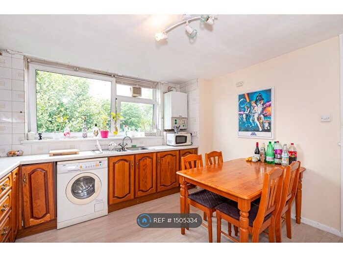 3 Bedroom Flat To Rent In Tooting, London, SW17