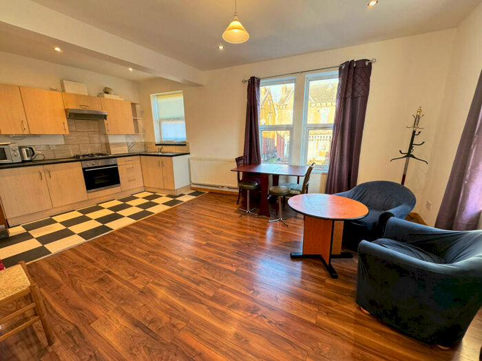 2 Bedroom Apartment To Rent In Markham Avenue, Leeds, LS8