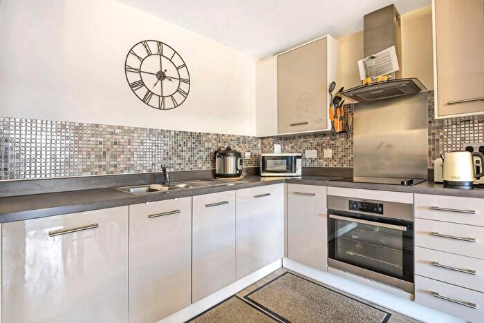 2 Bedroom Flat To Rent In Fleming Place, Bracknell, RG12